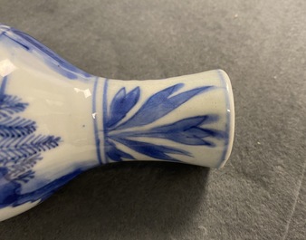 Un vase de forme double gourde en porcelaine de Chine en bleu et blanc, &eacute;poque Transition